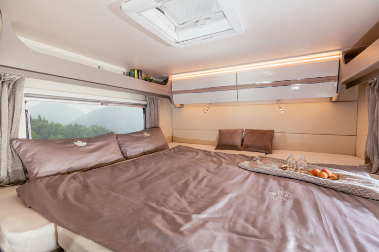 ahorn-Canada-AE-2021-Doppelbett-Heck-mit-Hintergrund-1