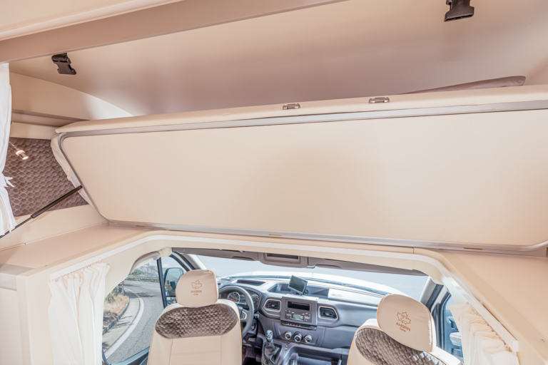 ahorn-Canada-AE-2021-Fahrerbereich-von-oben-mit-Hintergrund-1